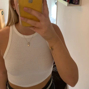 Zara linne - Vitt linne från Zara, använd ett fåtal gånger i mycket bra skick🤍 storlek M men passar S