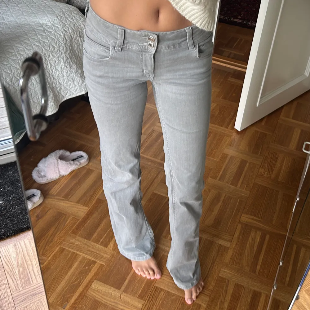 Jeans från Gina i strl 158 men passar mig som är 168 och bär vanligtvis strl 34. Sjukt snygga!💕. Jeans & Byxor.