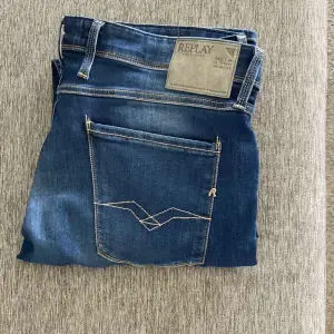 Jävligt frächa jeans väldigt trendiga säljs pga för stor storlek för mig inte använt och är nästan sprillans nya storleken är 36/32 och modellen är Replay Anbass ny pris 1000 säljs för 500  
