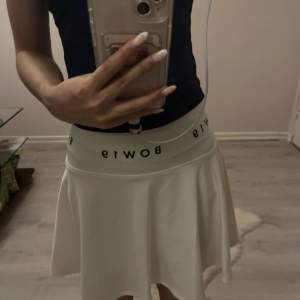 Säljer en vit kjol med shorts under! Aldrig använt kjolen💕Kan användas ifall man går i någon sport💕 Tvättar innan frakt🫧 Vid frågor skriv privat till mig💕