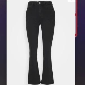Svarta JDY bootcut jeans - Knappt använda fina jeans att använda i vardagen. Ordinarie pris 549 kr. Storlek 26/32