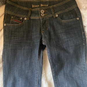 Lågmidjade jeans  - Raka lågmidjade jeans från Jibao.