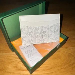 Goyard plånbok -  Goyard plånbok i bra skick aldrig använd Och får med lådan kommer tyvärr ej sänka priset på denna produkt 