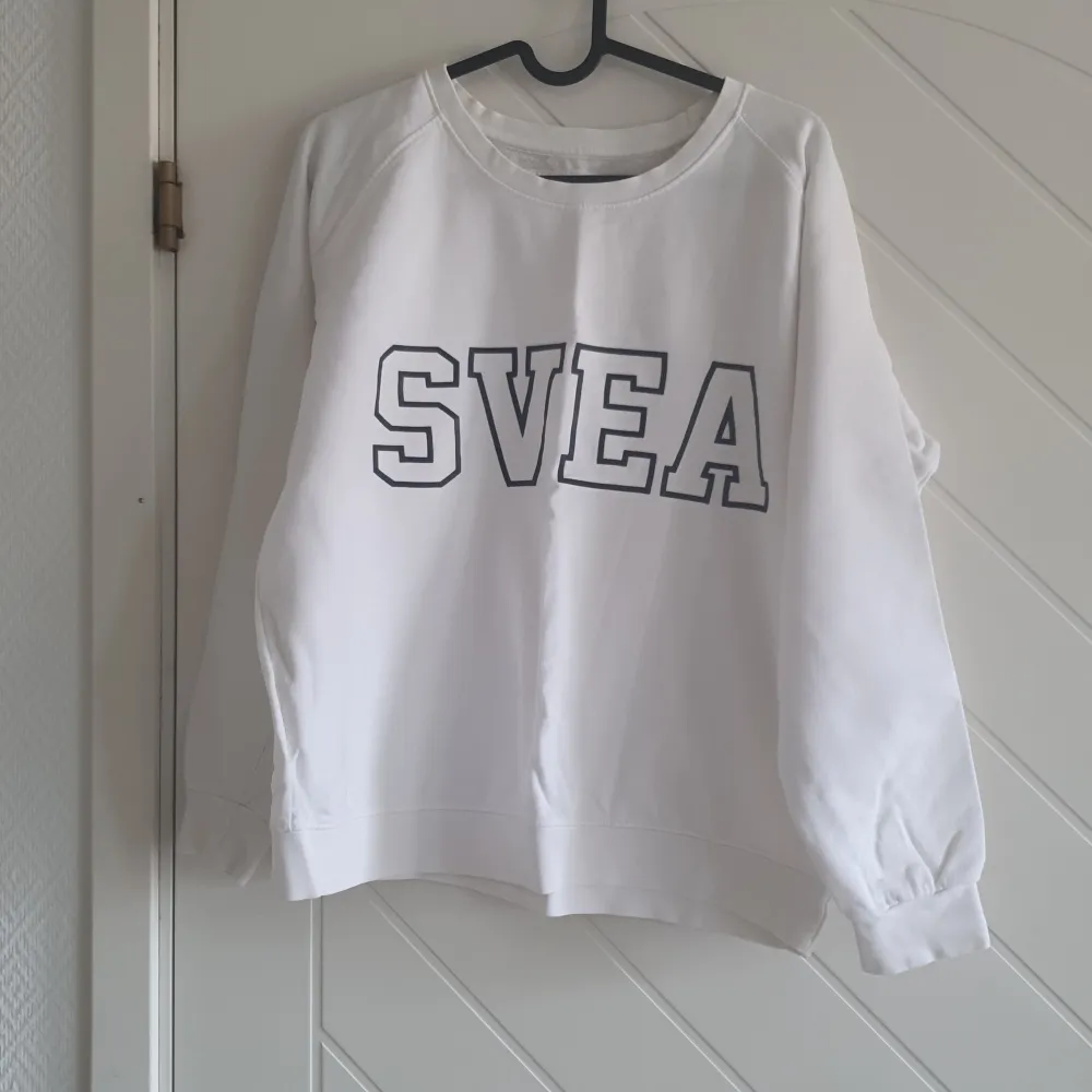 SVEA vit tröja i storlek M. . Tröjor & Koftor.