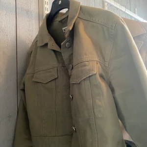 Grön jacka  - Säljer min gröna Jeansjacka som är i storlek s   Pris går alltid att diskutera 