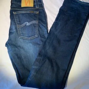 Nudie jeans - Nudie jeans i strl 30! Fett sköna byxor. Använt de typ 5-6ggr. Tröttnade på de därför säljer jag dom. Skorv om du har frågor! Inget kvitto! 🧾 