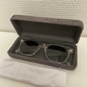 Monten m4 grey solglasögon  - Bra skick, finns någon liten repa. Nypris 899kr.