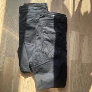 Higher Flex Ankle Jeans x 2 - Säljer två likadana jeans från Bik Bok, använt skick och finns slitningar på insida lår, annars ser de bra ut, därav priset! 