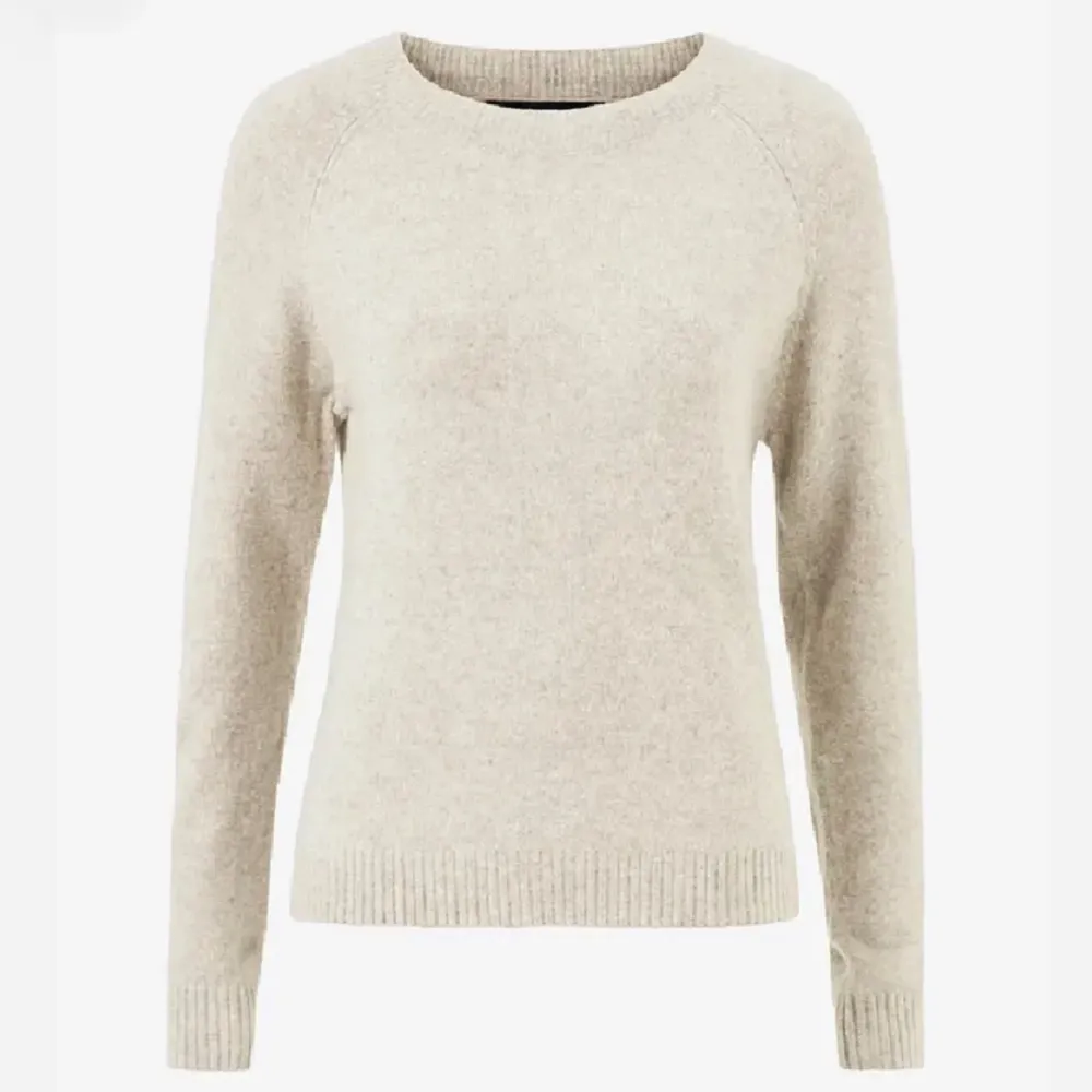 Säljer denna trendiga stickade tröja från vero Moda! Strl s, helt oanvänd💛(första bilden är lånad, hon bär samma storlek)💓nypris 289. Stickat.