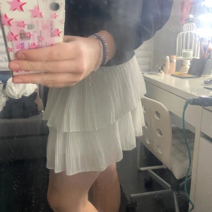 Kjol - Så fin vit volangkjol som tyvärr inte kommer till användning! Det står ingen storlek men jag skulle säga att den passar M!💞 Det är ett litet hål vid kanten på kjolen men inget som känns eller syns när man har den på sig, men lätt att sy igen det!