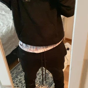 Essential tröja - M 