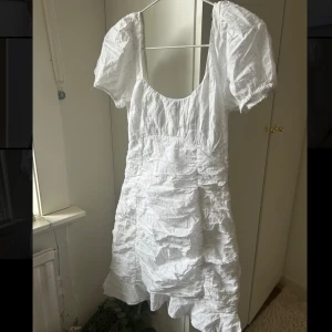 Vit klänning - Jätte fin oanvänd klänning från Nelly i storlek 34 med prislappen kvar. 