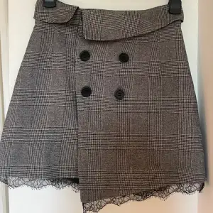 Rutig dubbelknäppt kjol från zara med spetsdetalj.