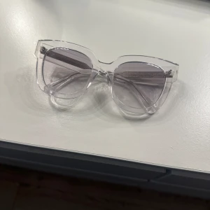 Chimi solglasögon  - Jag säljer mina chimi solglasögon som endast är använda 1 gång, de ser helt nya ut och de inga repor. Säljer för de inte kommer till användning💕 De bara att skicka om fler bilder eller diskutera priset😊