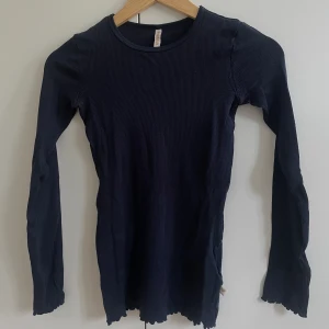 Tight blå tröja - basic tight blå ribbad tröja💗