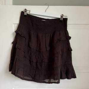 Oanvänd brun Neo Noir kjol, strl 38. 150kr