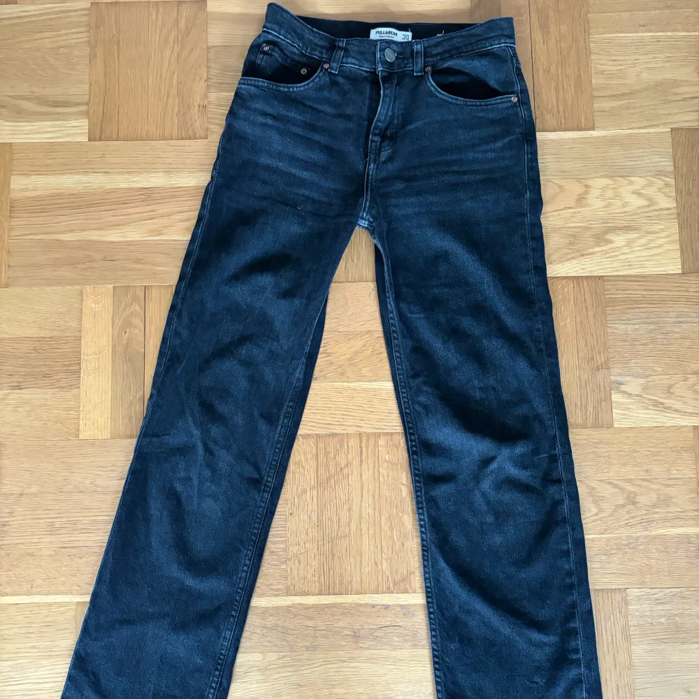 Svarta raka jeans från pull&bear, använda fåtal gånger. Skulle säga att de är mid waist🩷. Jeans & Byxor.