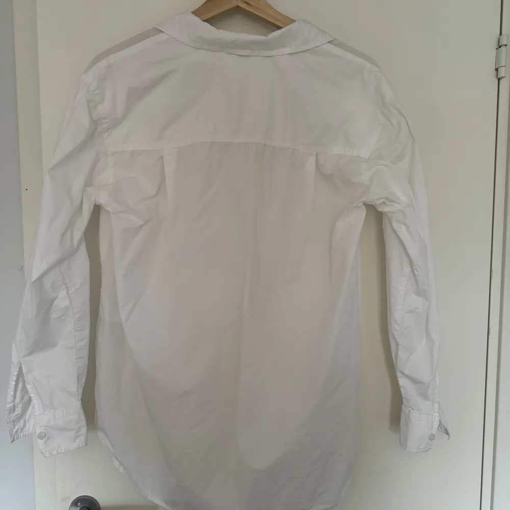 Vit skjorta från Gina Tricot som är i bra skick, använd några gånger. Lite stor i storleken, är som en S.. Skjortor.