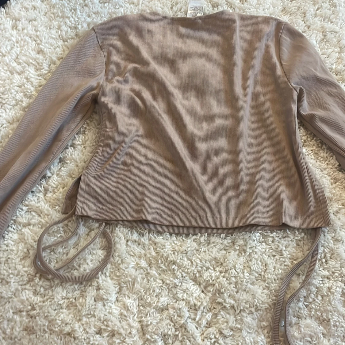 Beige tröja med slits och snören längst ner - 90