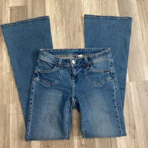 low waist flared jeans från H&M divided || inga defekter förutom ett igensytt hål, se på sista bilden || midjemått rakt över: 35cm | innerbensmåttet: 81cm ||