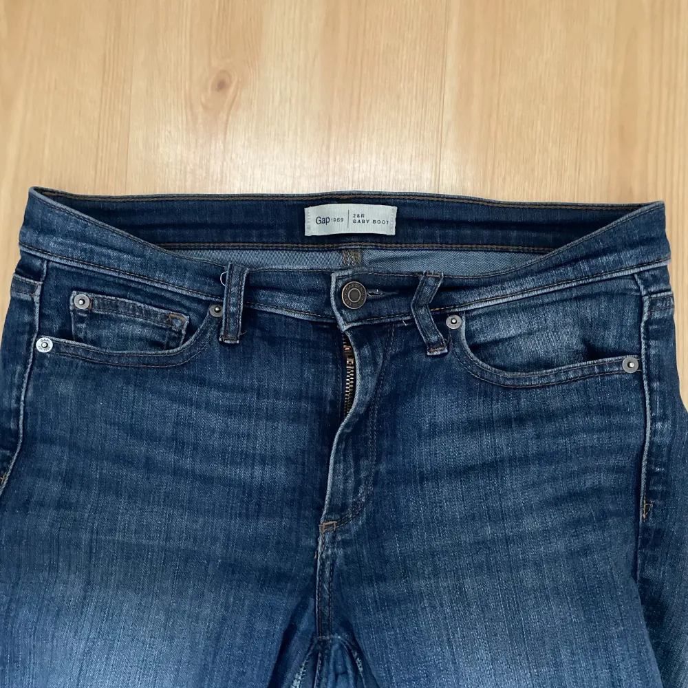 Superfina gap jeans köpta second hand. I bra skick och bra i längd för mig som är 167cm. Storlek står inte mer än 28R  men passar mig som är 40!. Jeans & Byxor.