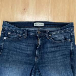 Superfina gap jeans köpta second hand. I bra skick och bra i längd för mig som är 167cm. Storlek står inte mer än 28R  men passar mig som är 40!