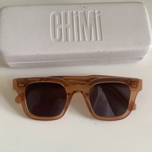 Chimi 04  - Super snygga chimi solglasögon i nyskick  Modell 04 Färg peach 