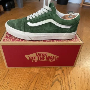 Vans  - Mocka vans i mörkgrön - varsamt använda - skick 9/10 - nypris ca 1000kr. Frågor? Skriv!