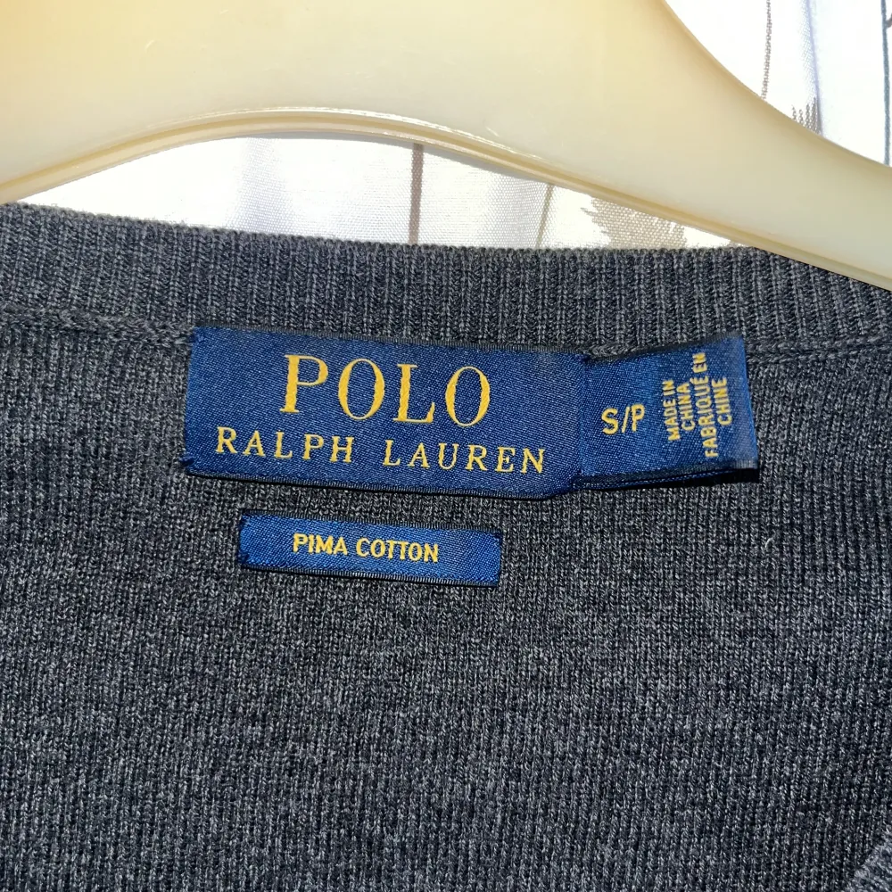 säljer denna riktig stilrena mörk grå Ralph Lauren tröj i storlek S , tröjan är givetvis i topp skick ( 10/10). Hör av dig vid minsta lilla fråga , pris kan diskuteras . Tröjor & Koftor.