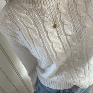 Stickad tröja  - Jätte snygg stickad tröja, knappt använd. Säljer den eftersom den är lite för liten för mig💞