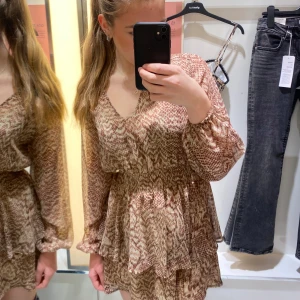 Mönstrad zara klänning - Säljer denna fina klänningen som tyvärr aldrig kommit till användning💕 prislappar är på😽