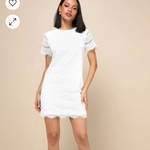 Studentklänning - Säljer denna helt oanvända vita klänningen, perfekt för studenten! Skriv för fler bilder💗 frakt tillkommer