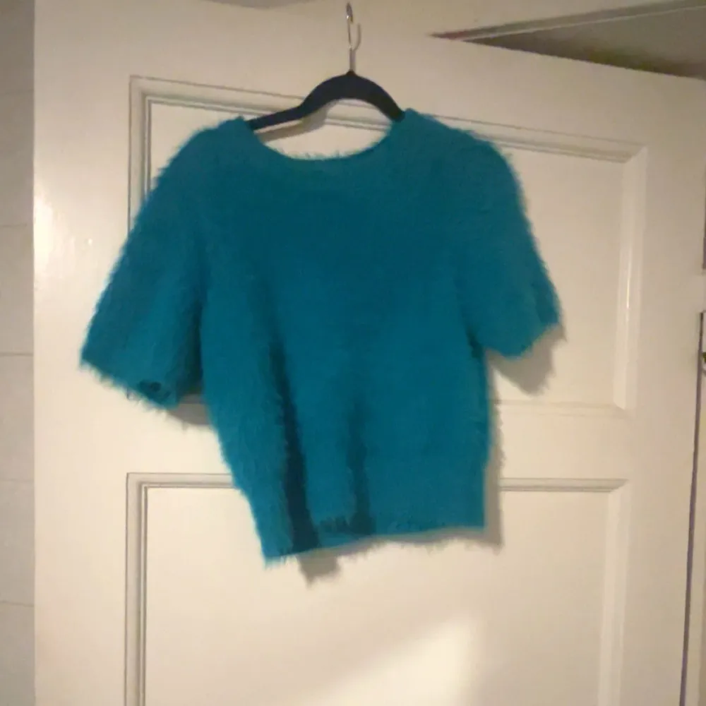 Fin blå tröja från Gina tonic, den är i storlek S men skulle säga att den passar även till XS och M. Har använt den 1 gång. Tvättar den innan!!💕. Tröjor & Koftor.