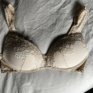 Intimissimi bh - Säljer en super fin bh i stolek 75B. Helt i nysick ❤️ andvänd ett fåtals gånger 