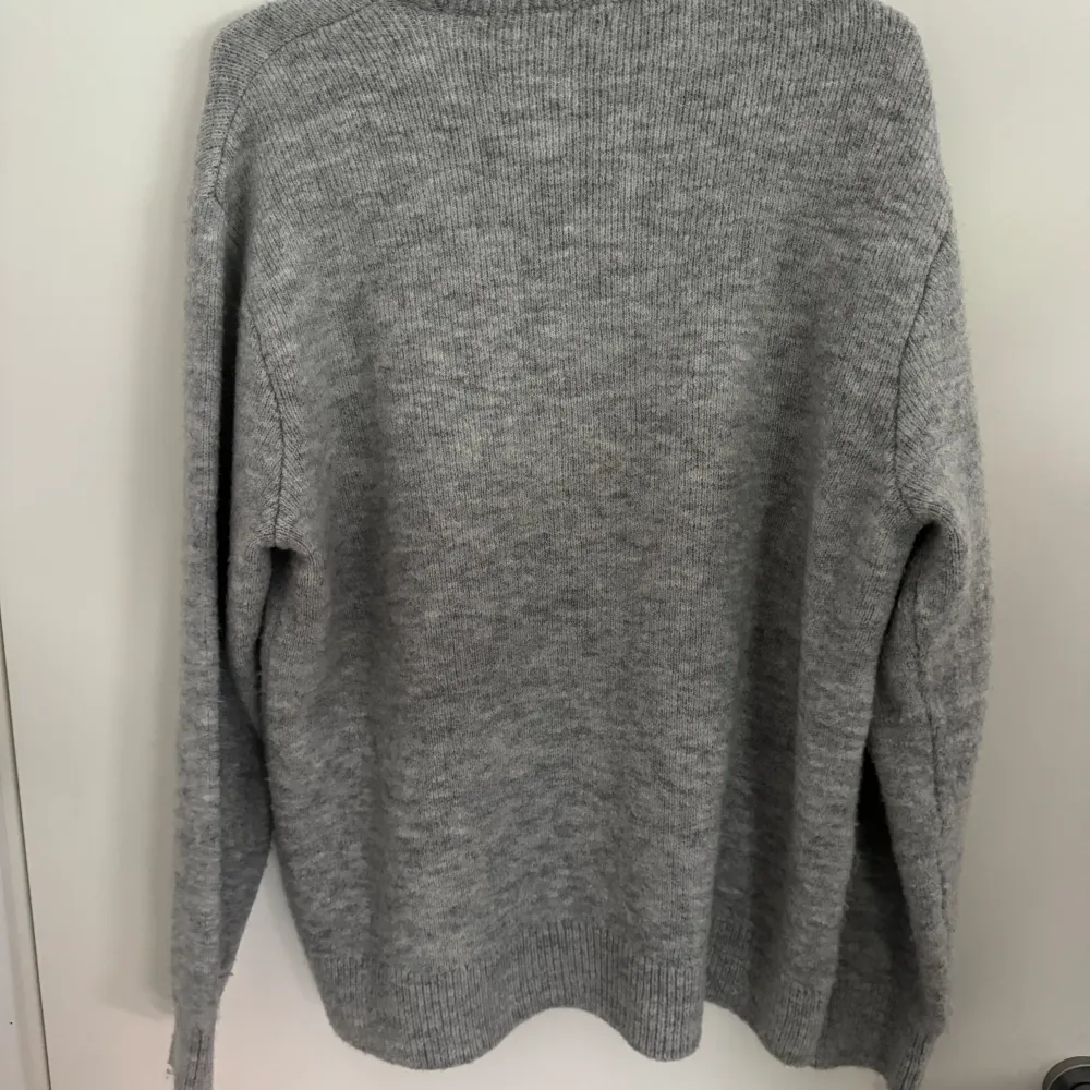 Sweatshirt från Zara Skick 9,5/10 knappt använd  Tjock o skön S men passar även M. Stickat.