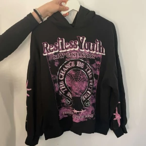 Hoodie - Hoodie från h&m och tryck på framsidan och ärmarna.