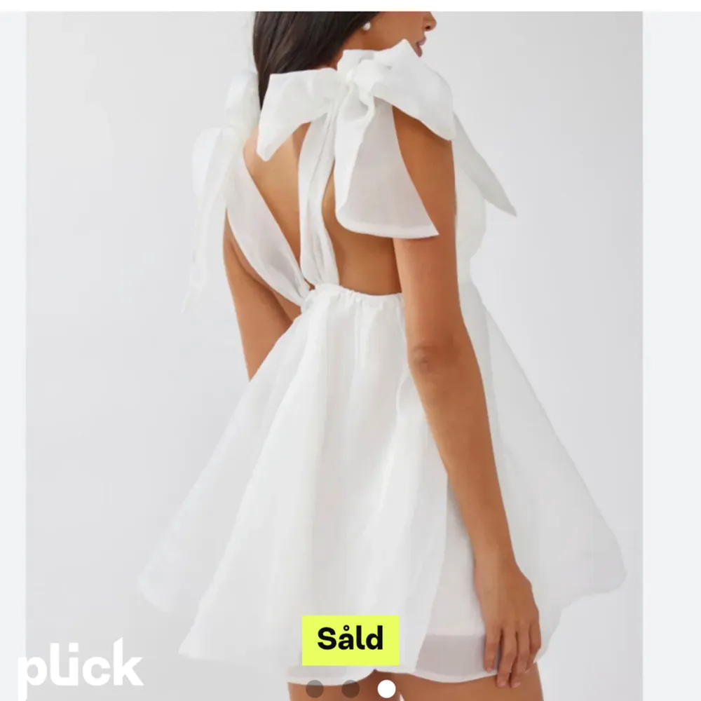 Säljer denna fina vita klänning, köpt här på plick. Inköpt för ca. 1,5 månad sedan. Tänkt och ha till student. Men säljer då jag hittat en annan.. Klänningar.