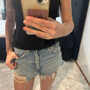 Jeansshorts - Super snygga och trendiga zara shorts som passar till allt. Säljer tyvärr för att de är lite små för mig i midjan❤️