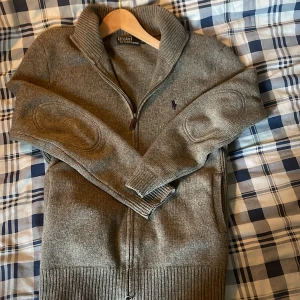 Ralph lauren cardigan M  - Säljer denna Ralph lauren cardigan  Inga defekter  Skriv för frågor !