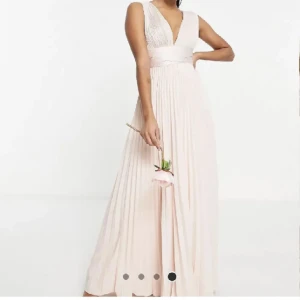 Balklänning  - Helt oanvänd balklänning! Med lappen kvar!🌸Väldigt bekväm och jättefin med snörningen!! Pris kan alltid diskuteras🩷 Säljer den då jag valde att ha en annan klänning till balen❤️ Nypris - 1 169kr  (Samma balklänning som jag säljer i en annons innan)