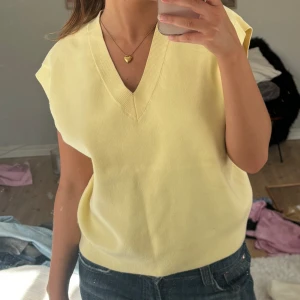 Gul stickad väst - Superfin gul stickad väst från zara i strl S ❤️
