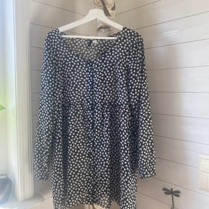 Hjärtmönstrad tunika  - Jättesöt tunika med vita små hjärtan på. Den är genomskinlig men väldigt fin när man har något under. 