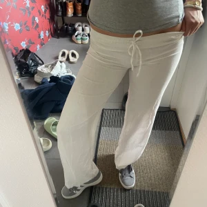Vita linnebyxor - Säljer ett par super-snygga lågmidjade vita linnebyxor i storlek XS, dom är från märket Suite Benedict, köpta för 500kr och endast använda fåtal gånger💞