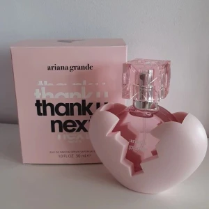 Ariana Grands parfym -Thank U Next  -  Helt oanvänd, fick den i julklapp men gillar inte doften. Har inte kvar förpackningen. org pris 500 Kr ( lånad bild)