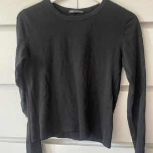 Zara tröja  - Basic tröja fårn zara som är i okej skick. Inga defekter men har används 10-15 gånger. Köpt för 129kr kom med egna prisförslag. Vid snabb affär tar jag de billigare. 
