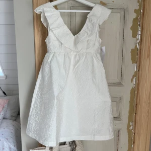 Studentklänning - Superfin studentklänning, i princip nyskick endast testad. En liten sminkfläck på insidan av klänningen men den syns inte🩷nypris 700kr och slutsåld