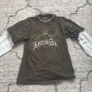 layered tröja?? - säljer nu min tröja då den inte kommer t användning! inga skador🤑