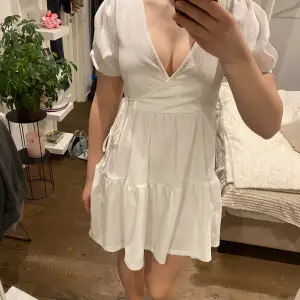 Super fin vit klänning som är perfekt för sommaren från Gina Tricot i storlek s🩷