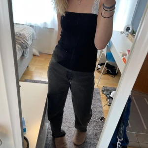 Svarta Baggy Jeans  - Säljer dessa supersnygga ”90’s Baggy jeans” från HM då de inte kommer till användning längre. Högmidjade vilket kan vara väldigt skönt och funkar när man har något vanligt som en T-shirt över❤️ Midjemått: 37, Innerbensmått: 78, för referens är jag 169