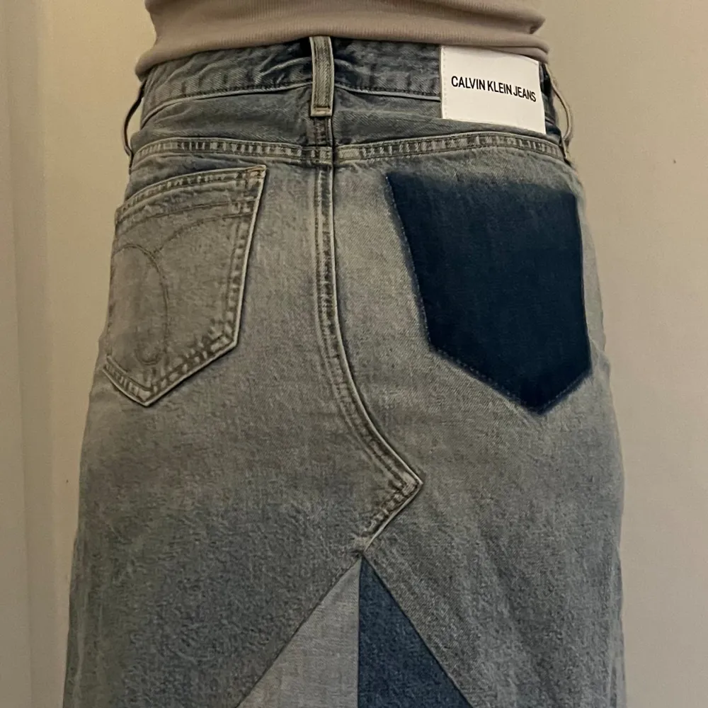 Skitsnygg Calvin Klein jeanskjol. Kjolar.